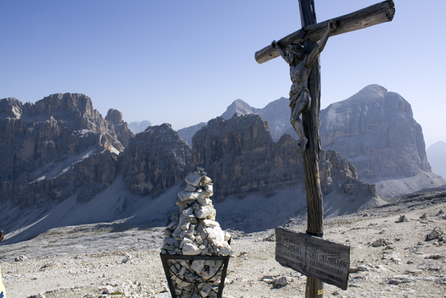 2011-08-22_08-19-54 cadore.jpg - Auf dem Lagazuoi - Blick zum Lagazuoi Gran, dahinter die 3 Tofanas